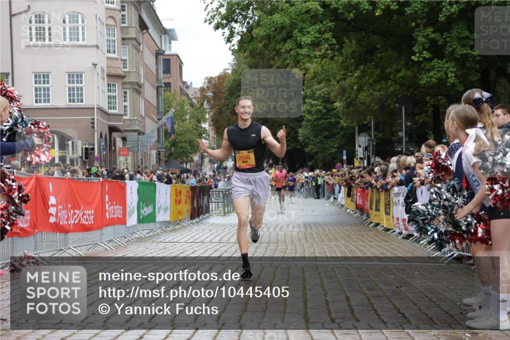 13.09.2026 - Kiel Lauf Yannick Fuchs http://msf.ph/oto/10445405 13.09.2026 12:15:19 Ziel 3398, 6871, 8093, 9575, 12196, 2550, 7208, 9316, 9855, 3194, 3970, 7208, 9316 meine-sportfotos.de