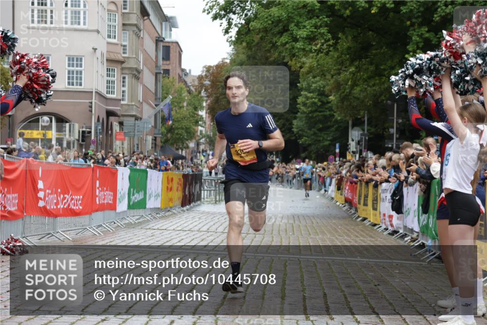 13.09.2026 - Kiel Lauf Yannick Fuchs http://msf.ph/oto/10445708 13.09.2026 12:15:46 Ziel 2562, 3194, 10494, 12309, 3194, 3398, 3970, 6871, 8093, 9575, 12196, 11267, 12683, 6871, 8093, 9855 meine-sportfotos.de