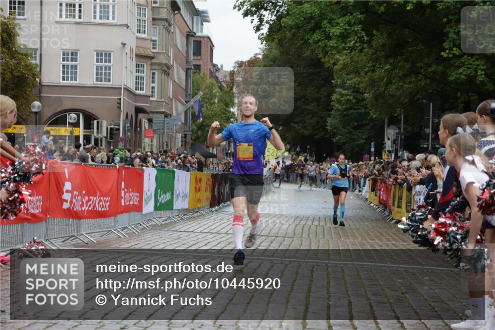 13.09.2026 - Kiel Lauf Yannick Fuchs http://msf.ph/oto/10445920 13.09.2026 12:16:17 Ziel 1555, 10976, 2562, 10494, 11267, 12309, 12683, 169, 7260, 9055, 3194, 10494 meine-sportfotos.de