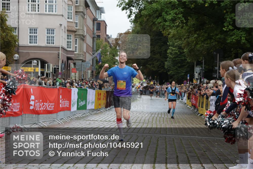 13.09.2026 - Kiel Lauf Yannick Fuchs http://msf.ph/oto/10445921 13.09.2026 12:16:18 Ziel 1555, 10976, 2562, 10494, 11267, 12309, 12683, 169, 7260, 9055, 3194, 10494 meine-sportfotos.de