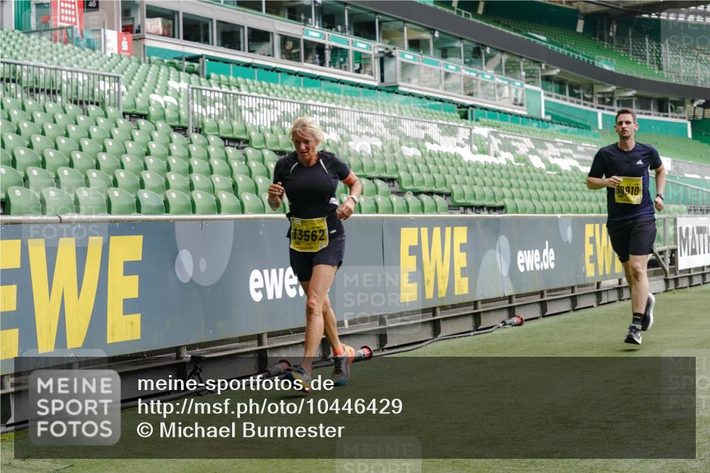 13.09.2026 - 21. swb-Marathon Bremen Michael Burmester http://msf.ph/oto/10446429 13.09.2026 10:29:35 Laufen im Stadion 10162, 10170, 10183, 10193, 10200, 10218, 10233, 10253, 10267, 10270, 10294, 10316, 10334, 10348, 10381, 10392, 10421, 10426, 10452, 10467, 10515, 10525, 10537, 10538, 10544, 10585, 10588, 10641, 10652, 10655, 10709, 10734, 10739, 10761, 10763, 10764, 10770, 10780, 10808, 10825, 10827, 10835, 10837, 10840, 10876, 10887, 10906, 10910, 10923, 10966, 10984, 10993, 11002, 11005, 11007, 11018, 11035, 11058, 11087, 11092, 11109, 11170 meine-sportfotos.de