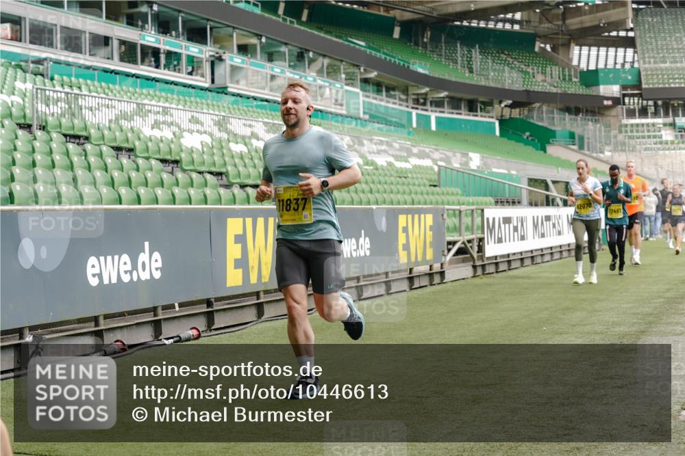 13.09.2026 - 21. swb-Marathon Bremen Michael Burmester http://msf.ph/oto/10446613 13.09.2026 10:29:38 Laufen im Stadion 10162, 10170, 10183, 10193, 10200, 10218, 10233, 10253, 10267, 10294, 10316, 10334, 10348, 10381, 10392, 10421, 10426, 10452, 10467, 10515, 10525, 10537, 10538, 10544, 10585, 10588, 10641, 10652, 10655, 10709, 10734, 10739, 10761, 10763, 10764, 10770, 10780, 10808, 10825, 10827, 10835, 10837, 10840, 10862, 10876, 10887, 10906, 10910, 10923, 10966, 10984, 10993, 11002, 11005, 11007, 11018, 11035, 11058, 11087, 11092, 11109, 11170 meine-sportfotos.de