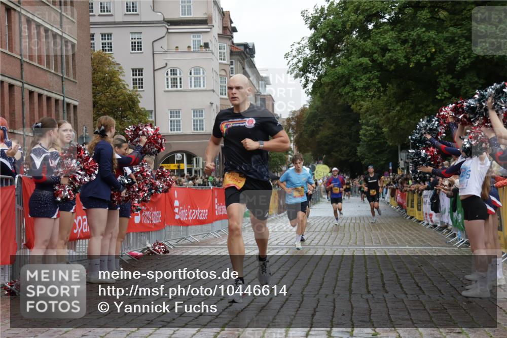 13.09.2026 - Kiel Lauf Yannick Fuchs http://msf.ph/oto/10446614 13.09.2026 12:17:42 Ziel 639, 3366, 6359, 6932, 7186, 9345, 12084, 12351, 12449, 12521, 1166, 3643, 4325, 5522, 10684, 11287, 12448, 8927, 9247, 1641, 10638, 10897 meine-sportfotos.de