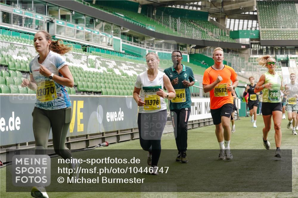 13.09.2026 - 21. swb-Marathon Bremen Michael Burmester http://msf.ph/oto/10446747 13.09.2026 10:29:43 Laufen im Stadion 10162, 10170, 10183, 10193, 10200, 10218, 10233, 10253, 10267, 10294, 10316, 10334, 10348, 10381, 10392, 10421, 10426, 10452, 10467, 10515, 10525, 10537, 10538, 10544, 10585, 10588, 10641, 10652, 10655, 10709, 10734, 10739, 10761, 10763, 10764, 10780, 10808, 10825, 10827, 10835, 10837, 10840, 10862, 10863, 10876, 10884, 10887, 10906, 10910, 10923, 10966, 10984, 10993, 11002, 11005, 11007, 11018, 11035, 11058, 11087, 11109, 11170 meine-sportfotos.de