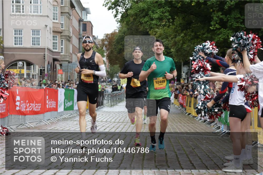 13.09.2026 - Kiel Lauf Yannick Fuchs http://msf.ph/oto/10446786 13.09.2026 12:17:59 Ziel 8927, 9247, 639, 1166, 3366, 4325, 6359, 6932, 7186, 9247, 9345, 10684, 12084, 12351, 12449, 12521, 447, 1043, 3774, 4114, 7946, 1166, 3643, 4325, 5522, 10684, 11287 meine-sportfotos.de