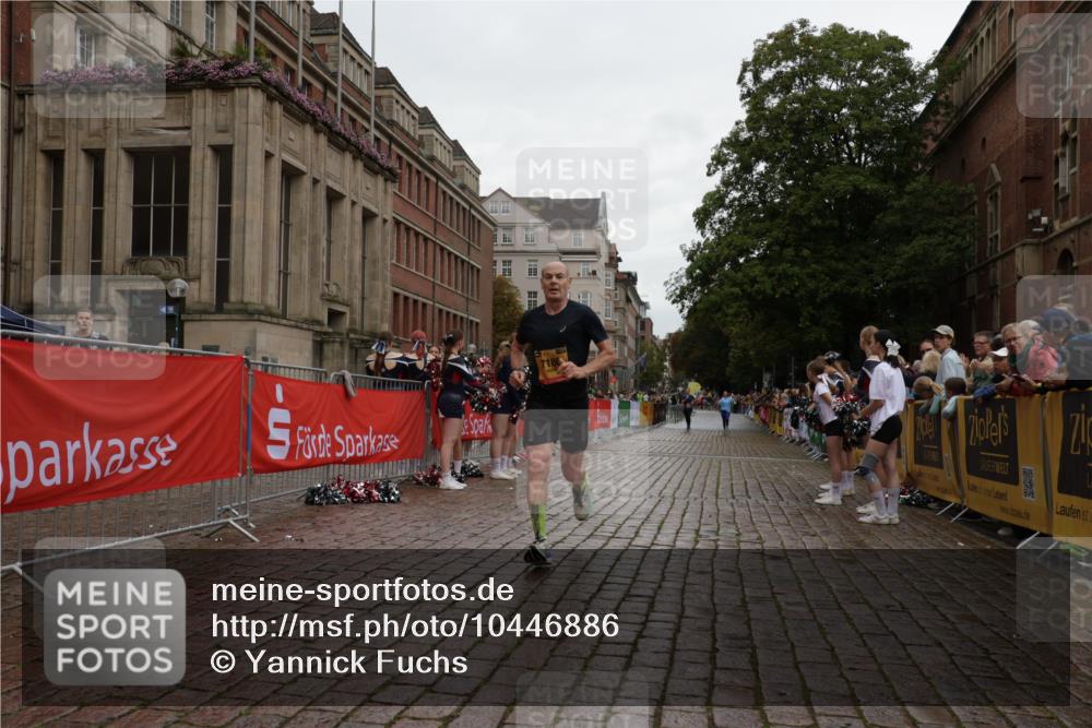 13.09.2026 - Kiel Lauf Yannick Fuchs http://msf.ph/oto/10446886 13.09.2026 12:18:05 Ziel 3774, 4114, 7946, 8927, 639, 3366, 6359, 6932, 7186, 9247, 9345, 12084, 12351, 12449, 12521, 447, 949, 1043, 3967, 1166, 4325, 10684 meine-sportfotos.de