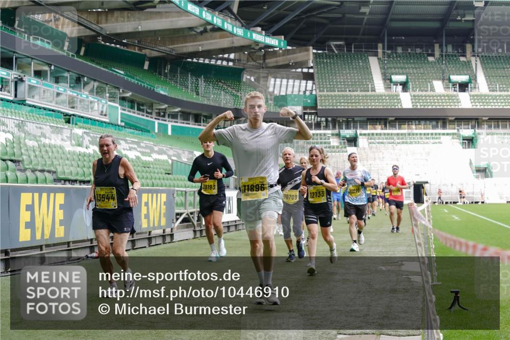 13.09.2026 - 21. swb-Marathon Bremen Michael Burmester http://msf.ph/oto/10446910 13.09.2026 10:29:47 Laufen im Stadion 10162, 10170, 10183, 10193, 10200, 10218, 10233, 10253, 10267, 10294, 10304, 10316, 10334, 10339, 10348, 10359, 10381, 10392, 10421, 10426, 10452, 10467, 10515, 10525, 10537, 10538, 10544, 10585, 10588, 10641, 10652, 10655, 10709, 10734, 10739, 10761, 10763, 10764, 10780, 10808, 10825, 10827, 10835, 10837, 10840, 10862, 10863, 10876, 10884, 10887, 10906, 10910, 10923, 10966, 10984, 10993, 11002, 11005, 11007, 11018, 11035, 11038, 11058, 11087, 11109, 11170 meine-sportfotos.de