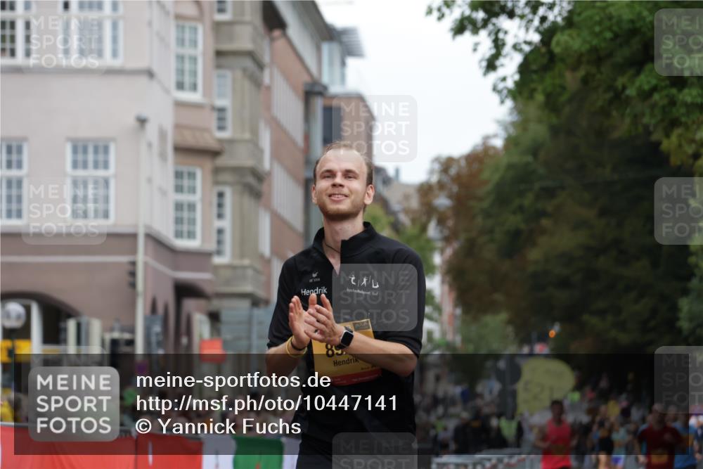 13.09.2026 - Kiel Lauf Yannick Fuchs http://msf.ph/oto/10447141 13.09.2026 12:18:23 Ziel 447, 949, 3967, 6333, 1043, 3774, 4114, 7946, 8927, 9247, 1970, 8402, 11272, 639, 6359, 6932, 9247, 9345, 12351 meine-sportfotos.de