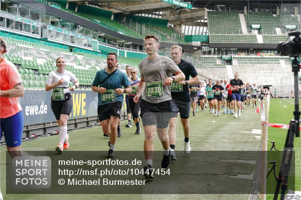 13.09.2026 - 21. swb-Marathon Bremen Michael Burmester http://msf.ph/oto/10447454 13.09.2026 13:08:32 Laufen im Stadion 132, 156, 383, 489, 549, 551, 563, 607, 625, 682, 800, 808, 809, 813, 834, 846, 884, 911, 1025, 1072, 1124, 1150, 1173, 1189, 1210, 1285, 1289, 1322, 1364, 1387, 1395, 1398, 1532, 1559, 1600, 1688, 1831, 1841, 1854, 1880, 1899, 1926, 2003, 2041, 2070, 2208, 2215, 2219, 2229, 2243, 2283, 2318, 2366, 2380, 2405, 2413, 2429, 2441, 2467, 2492, 2565, 2611, 2635, 2692, 2727, 2731, 2755, 2782, 2802, 2823, 2831, 2841, 2866, 2897, 2911, 2930, 2931, 2941, 2949, 2960, 3327, 3437 meine-sportfotos.de