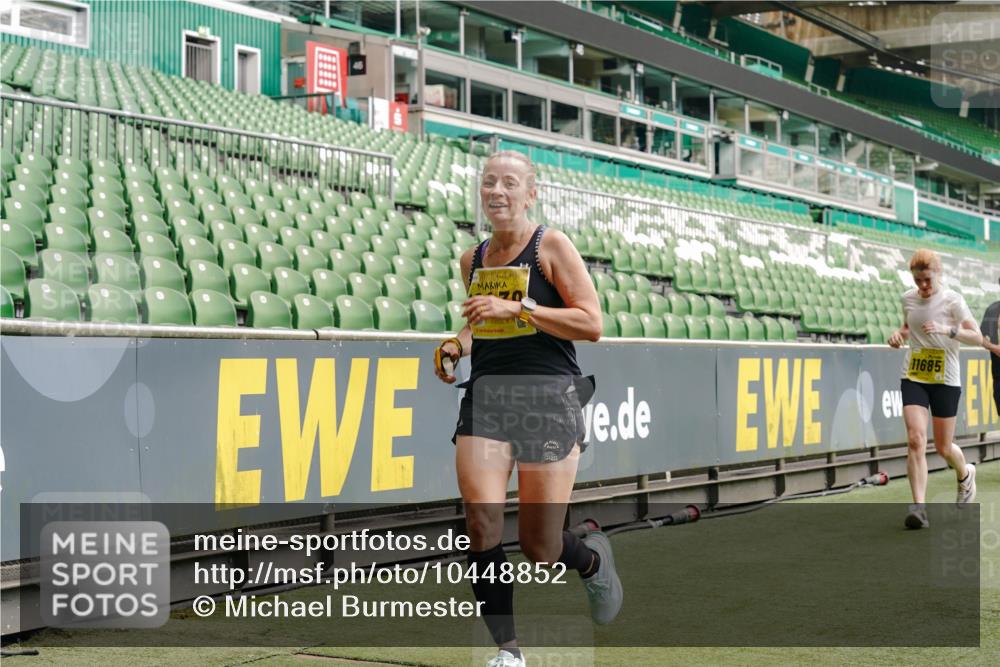 13.09.2026 - 21. swb-Marathon Bremen Michael Burmester http://msf.ph/oto/10448852 13.09.2026 10:30:29 Laufen im Stadion 10141, 10162, 10174, 10183, 10193, 10218, 10227, 10233, 10253, 10281, 10284, 10304, 10334, 10339, 10359, 10381, 10392, 10426, 10448, 10452, 10467, 10479, 10515, 10537, 10577, 10585, 10588, 10641, 10652, 10684, 10685, 10714, 10734, 10757, 10761, 10763, 10764, 10765, 10780, 10808, 10821, 10822, 10825, 10827, 10837, 10838, 10840, 10862, 10863, 10884, 10886, 10887, 10906, 10966, 10984, 11002, 11038, 11109, 11350, 11379 meine-sportfotos.de