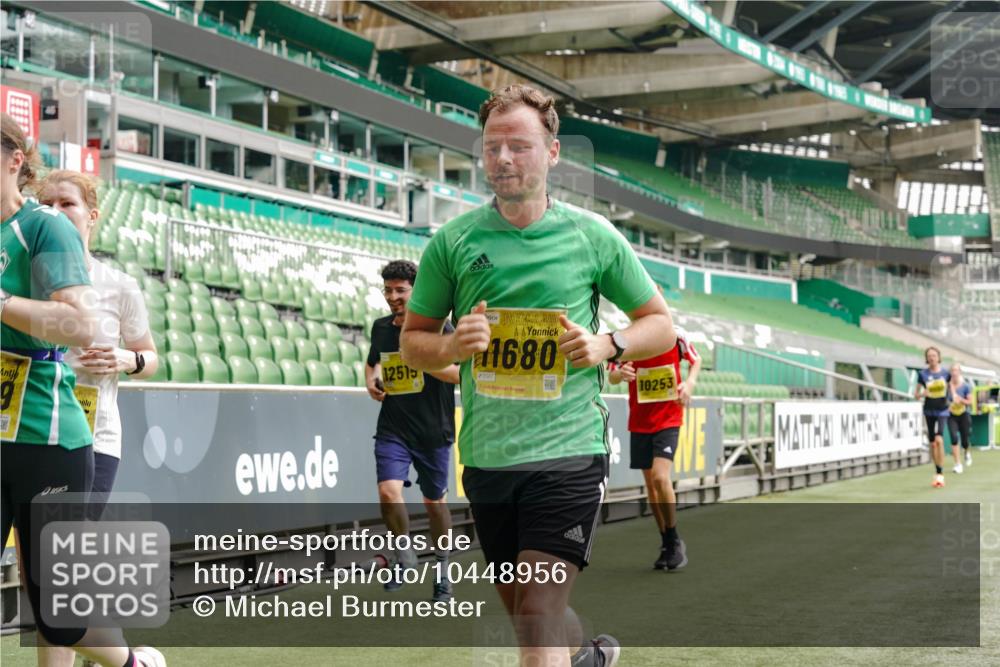 13.09.2026 - 21. swb-Marathon Bremen Michael Burmester http://msf.ph/oto/10448956 13.09.2026 10:30:32 Laufen im Stadion 10141, 10162, 10174, 10183, 10193, 10218, 10227, 10233, 10253, 10281, 10284, 10304, 10334, 10339, 10359, 10381, 10392, 10426, 10448, 10452, 10467, 10479, 10515, 10537, 10577, 10585, 10588, 10641, 10652, 10684, 10685, 10714, 10734, 10757, 10761, 10763, 10764, 10765, 10780, 10808, 10821, 10822, 10825, 10827, 10837, 10838, 10862, 10863, 10884, 10886, 10887, 10906, 10966, 10984, 11002, 11038, 11109, 11350, 11379 meine-sportfotos.de