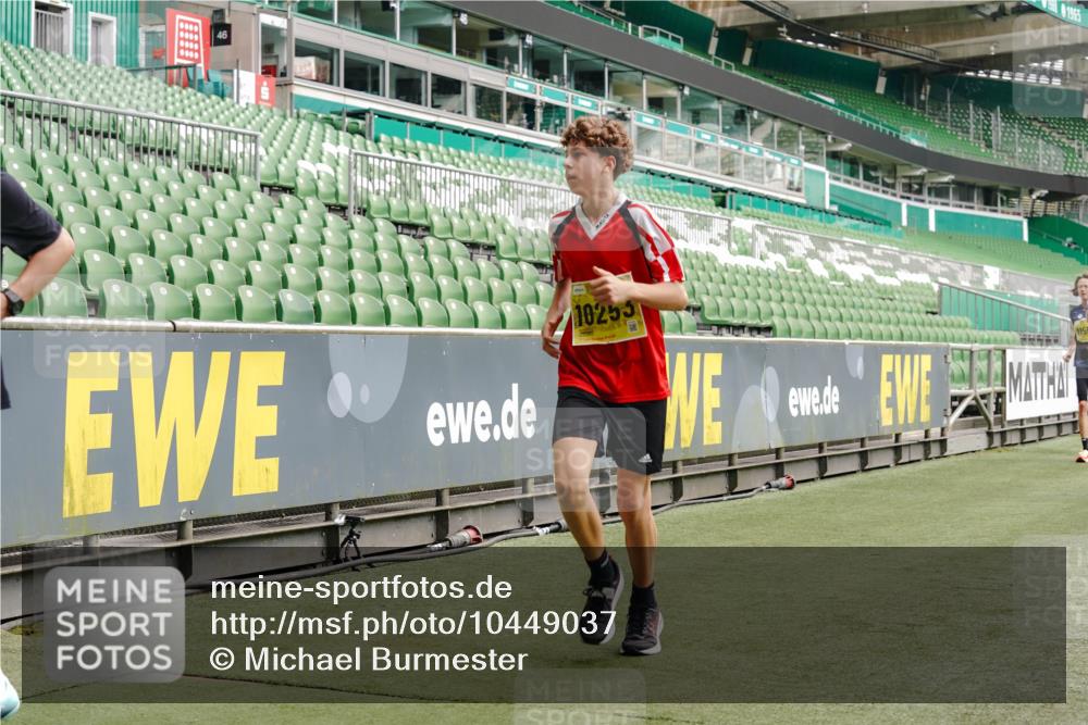 13.09.2026 - 21. swb-Marathon Bremen Michael Burmester http://msf.ph/oto/10449037 13.09.2026 10:30:34 Laufen im Stadion 10141, 10162, 10174, 10183, 10193, 10218, 10227, 10233, 10253, 10281, 10284, 10304, 10334, 10339, 10359, 10381, 10392, 10426, 10448, 10452, 10467, 10479, 10515, 10537, 10577, 10585, 10588, 10641, 10652, 10684, 10685, 10714, 10734, 10757, 10761, 10763, 10764, 10765, 10780, 10808, 10821, 10822, 10825, 10827, 10837, 10838, 10862, 10863, 10884, 10886, 10887, 10906, 10966, 10984, 11002, 11038, 11109, 11350, 11379 meine-sportfotos.de
