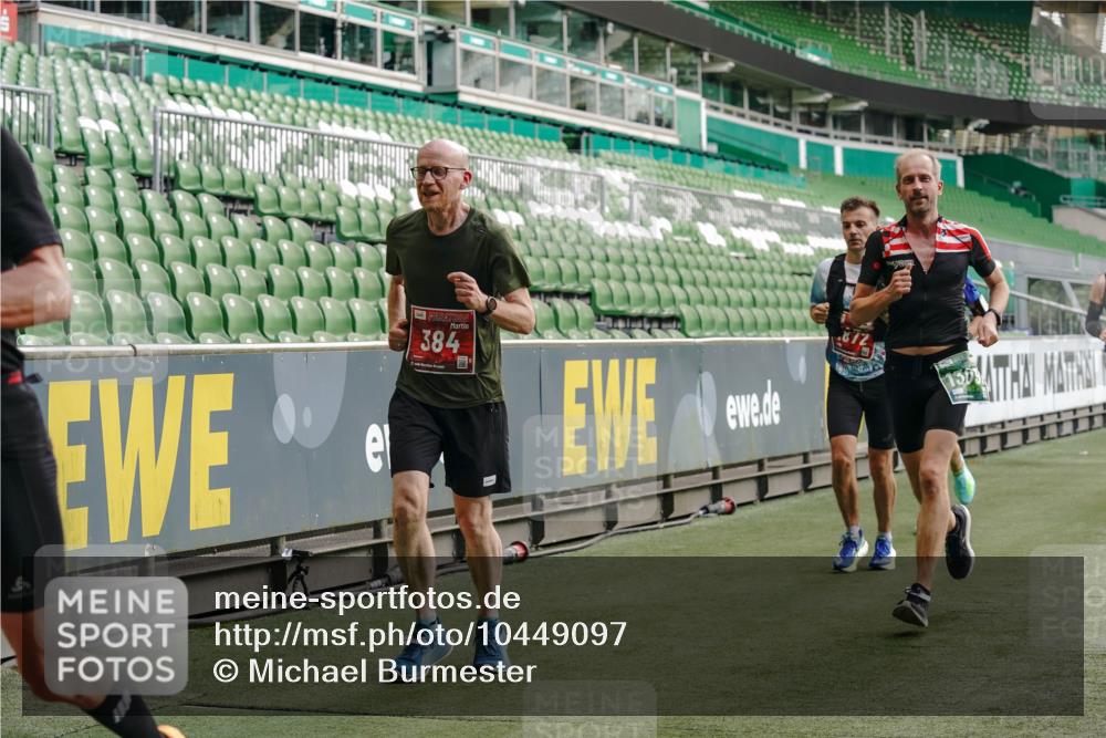 13.09.2026 - 21. swb-Marathon Bremen Michael Burmester http://msf.ph/oto/10449097 13.09.2026 12:48:12 Laufen im Stadion 382, 384, 572, 621, 826, 868, 889, 1349, 1554, 1872, 1925, 2266, 2538, 2605, 2646, 2844, 2956, 3110, 3118, 3127, 3196, 3242, 3276, 3284, 3297, 3424, 3466, 3520, 3794, 3910, 4025, 4082, 4239, 4614, 4712, 4729, 4732, 4808, 4992, 5424, 5517, 5725, 5803, 5976, 6025, 6053, 6058, 6686, 6708, 6784, 6951, 7064, 7102, 7399, 7538, 7636, 7803, 7814, 7871, 7876, 8060, 8334, 8611, 8621, 8706, 8877, 8973, 8980, 8981, 9010, 9035, 9061, 9429, 9689, 9813, 9918 meine-sportfotos.de