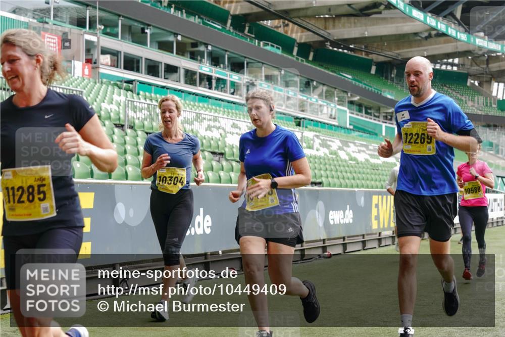 13.09.2026 - 21. swb-Marathon Bremen Michael Burmester http://msf.ph/oto/10449409 13.09.2026 10:30:41 Laufen im Stadion 10141, 10146, 10162, 10174, 10193, 10218, 10222, 10227, 10233, 10253, 10281, 10284, 10304, 10334, 10339, 10359, 10381, 10392, 10426, 10448, 10452, 10467, 10471, 10478, 10479, 10515, 10537, 10577, 10579, 10585, 10588, 10626, 10641, 10652, 10684, 10685, 10708, 10714, 10734, 10757, 10761, 10764, 10765, 10780, 10808, 10821, 10822, 10825, 10827, 10837, 10838, 10862, 10863, 10884, 10886, 10887, 10906, 10966, 10984, 11002, 11038, 11109, 11350, 11379 meine-sportfotos.de