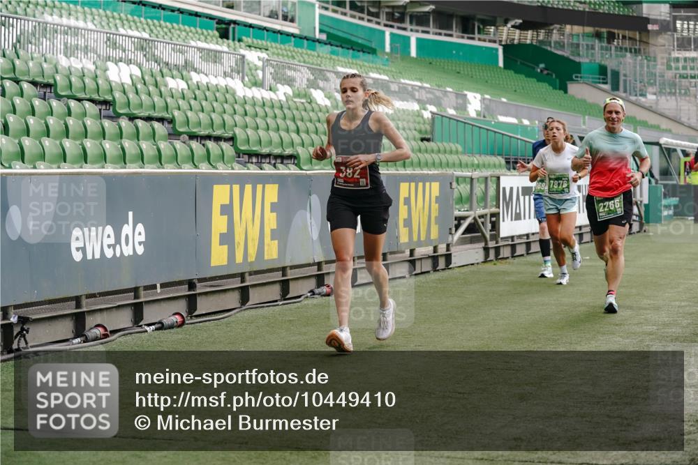 13.09.2026 - 21. swb-Marathon Bremen Michael Burmester http://msf.ph/oto/10449410 13.09.2026 12:48:24 Laufen im Stadion 382, 384, 524, 572, 621, 826, 889, 1349, 1554, 1723, 1872, 1925, 2266, 2287, 2538, 2605, 2646, 2844, 2956, 3043, 3110, 3118, 3127, 3197, 3242, 3276, 3284, 3297, 3424, 3466, 3520, 3794, 3910, 4025, 4082, 4239, 4614, 4712, 4729, 4732, 4808, 4898, 4992, 5424, 5517, 5648, 5725, 5803, 5976, 6025, 6058, 6692, 6708, 6784, 6951, 7064, 7102, 7399, 7538, 7636, 7803, 7871, 7876, 8060, 8611, 8621, 8706, 8877, 8973, 8980, 8981, 9010, 9035, 9061, 9429, 9689, 9918 meine-sportfotos.de