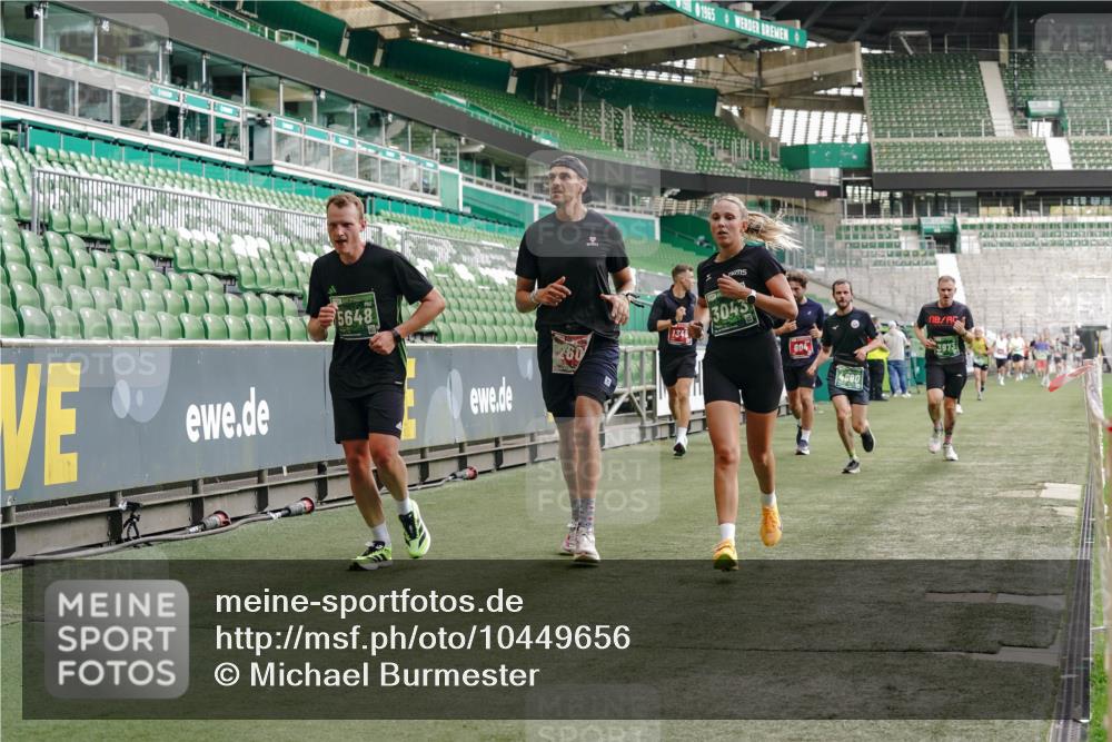 13.09.2026 - 21. swb-Marathon Bremen Michael Burmester http://msf.ph/oto/10449656 13.09.2026 12:48:34 Laufen im Stadion 382, 384, 524, 572, 621, 826, 889, 899, 1349, 1723, 1748, 1872, 1925, 2266, 2287, 2605, 2646, 2844, 2956, 3043, 3110, 3118, 3127, 3197, 3242, 3276, 3284, 3297, 3330, 3466, 3794, 3910, 3973, 4025, 4082, 4239, 4247, 4614, 4712, 4729, 4732, 4852, 4898, 4990, 4992, 5424, 5517, 5570, 5648, 5803, 5976, 6025, 6058, 6692, 6708, 6784, 6951, 7064, 7399, 7538, 7636, 7803, 7876, 8060, 8611, 8621, 8706, 8877, 8973, 8980, 8981, 9010, 9035, 9061, 9429, 9689, 9918 meine-sportfotos.de