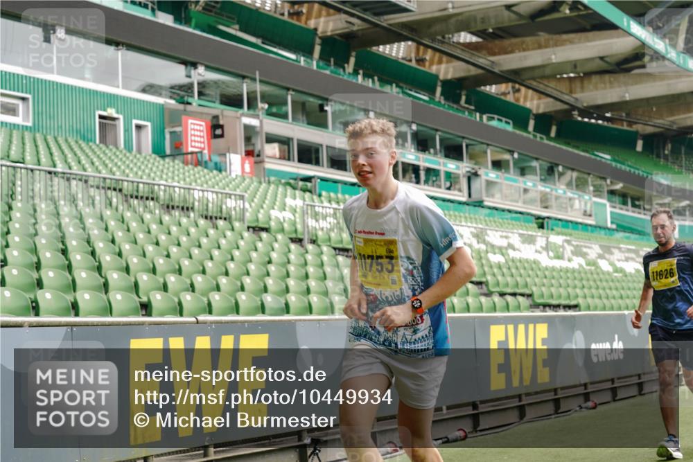 13.09.2026 - 21. swb-Marathon Bremen Michael Burmester http://msf.ph/oto/10449934 13.09.2026 10:30:51 Laufen im Stadion 10141, 10146, 10162, 10174, 10193, 10218, 10222, 10227, 10233, 10253, 10281, 10284, 10304, 10334, 10339, 10359, 10392, 10448, 10452, 10467, 10471, 10478, 10479, 10515, 10529, 10555, 10577, 10579, 10585, 10588, 10589, 10610, 10626, 10641, 10652, 10684, 10685, 10708, 10714, 10734, 10757, 10761, 10764, 10765, 10780, 10808, 10821, 10822, 10825, 10827, 10837, 10838, 10862, 10863, 10884, 10886, 10887, 10906, 10984, 11002, 11038, 11350, 11379 meine-sportfotos.de