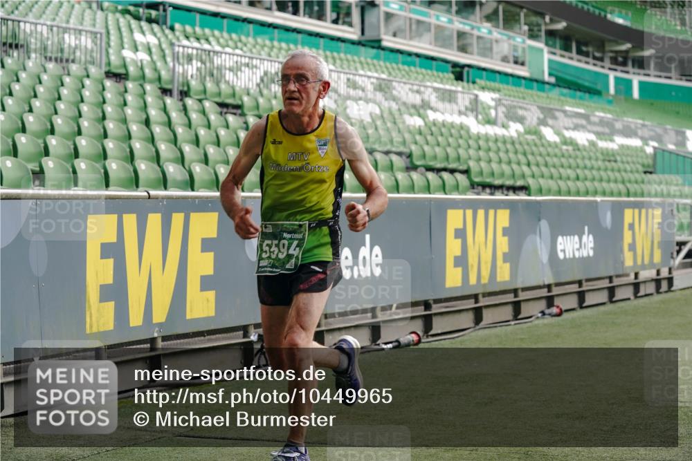 13.09.2026 - 21. swb-Marathon Bremen Michael Burmester http://msf.ph/oto/10449965 13.09.2026 12:48:48 Laufen im Stadion 382, 384, 524, 572, 621, 826, 889, 899, 1349, 1723, 1748, 1872, 1925, 2266, 2287, 2605, 2750, 2844, 2909, 2956, 3043, 3110, 3127, 3197, 3242, 3276, 3330, 3466, 3794, 3910, 3973, 4033, 4082, 4247, 4614, 4712, 4732, 4743, 4852, 4898, 4990, 4992, 5424, 5517, 5570, 5594, 5648, 5803, 6025, 6058, 6692, 6708, 6784, 6842, 6951, 7064, 7399, 7538, 7636, 7803, 7876, 8611, 8621, 8706, 8877, 8973, 8980, 8981, 9010, 9035, 9429, 9689 meine-sportfotos.de