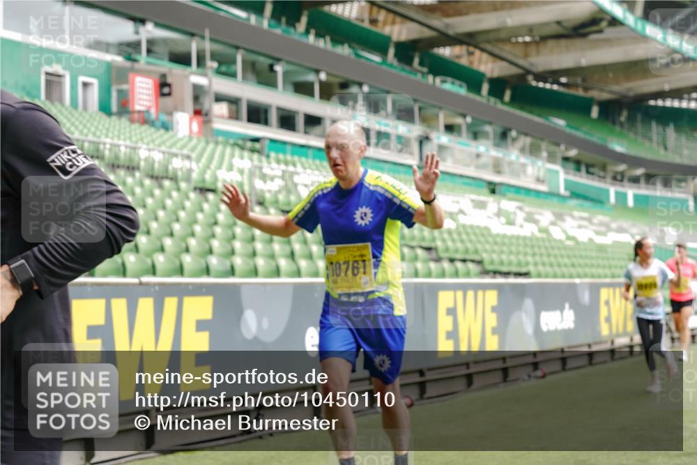13.09.2026 - 21. swb-Marathon Bremen Michael Burmester http://msf.ph/oto/10450110 13.09.2026 10:30:54 Laufen im Stadion 10141, 10146, 10162, 10174, 10193, 10218, 10222, 10227, 10233, 10253, 10281, 10284, 10304, 10334, 10339, 10359, 10392, 10448, 10452, 10467, 10471, 10478, 10479, 10515, 10529, 10555, 10577, 10579, 10585, 10588, 10589, 10610, 10626, 10641, 10652, 10684, 10685, 10704, 10708, 10714, 10734, 10757, 10761, 10764, 10765, 10780, 10808, 10821, 10822, 10825, 10827, 10837, 10838, 10862, 10863, 10884, 10886, 10887, 10906, 10984, 11002, 11038, 11350, 11379 meine-sportfotos.de