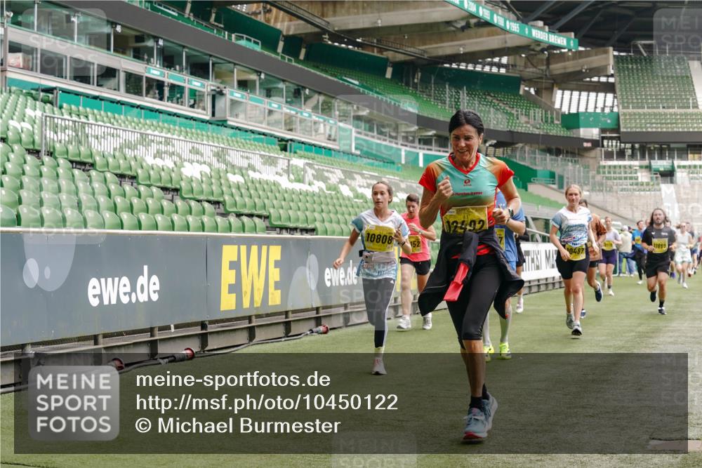 13.09.2026 - 21. swb-Marathon Bremen Michael Burmester http://msf.ph/oto/10450122 13.09.2026 10:30:55 Laufen im Stadion 10141, 10146, 10162, 10174, 10193, 10218, 10222, 10227, 10233, 10253, 10281, 10284, 10304, 10334, 10339, 10359, 10392, 10448, 10452, 10467, 10471, 10478, 10479, 10515, 10529, 10555, 10577, 10579, 10585, 10588, 10589, 10610, 10626, 10641, 10652, 10684, 10685, 10704, 10708, 10714, 10734, 10757, 10761, 10764, 10765, 10780, 10808, 10821, 10822, 10825, 10827, 10837, 10838, 10862, 10863, 10884, 10886, 10887, 10906, 10984, 11002, 11038, 11350, 11379 meine-sportfotos.de