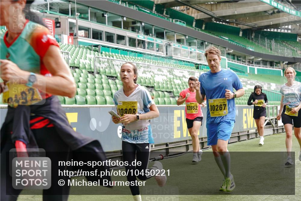 13.09.2026 - 21. swb-Marathon Bremen Michael Burmester http://msf.ph/oto/10450221 13.09.2026 10:30:57 Laufen im Stadion 10141, 10146, 10162, 10174, 10193, 10218, 10222, 10227, 10233, 10253, 10281, 10284, 10304, 10339, 10359, 10392, 10448, 10452, 10467, 10471, 10478, 10479, 10515, 10529, 10555, 10577, 10579, 10585, 10588, 10589, 10610, 10626, 10631, 10641, 10652, 10684, 10685, 10704, 10708, 10714, 10734, 10757, 10761, 10764, 10765, 10780, 10808, 10821, 10822, 10825, 10827, 10837, 10838, 10862, 10863, 10884, 10886, 10887, 10906, 10984, 11002, 11038, 11350, 11379 meine-sportfotos.de