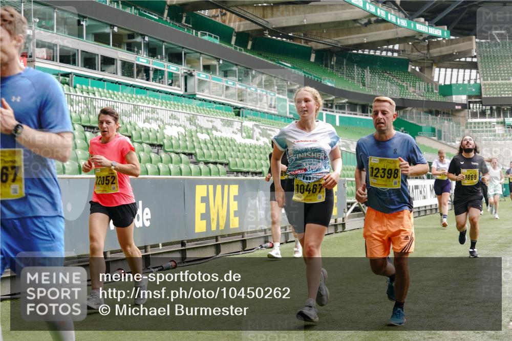 13.09.2026 - 21. swb-Marathon Bremen Michael Burmester http://msf.ph/oto/10450262 13.09.2026 10:30:58 Laufen im Stadion 10141, 10146, 10162, 10174, 10193, 10218, 10222, 10227, 10233, 10253, 10281, 10284, 10304, 10339, 10359, 10392, 10448, 10452, 10467, 10471, 10478, 10479, 10515, 10529, 10555, 10577, 10579, 10585, 10588, 10589, 10610, 10626, 10631, 10641, 10652, 10684, 10685, 10704, 10708, 10714, 10734, 10757, 10761, 10764, 10765, 10780, 10808, 10821, 10822, 10825, 10827, 10837, 10838, 10862, 10863, 10884, 10886, 10887, 10906, 10984, 11002, 11038, 11350, 11379 meine-sportfotos.de