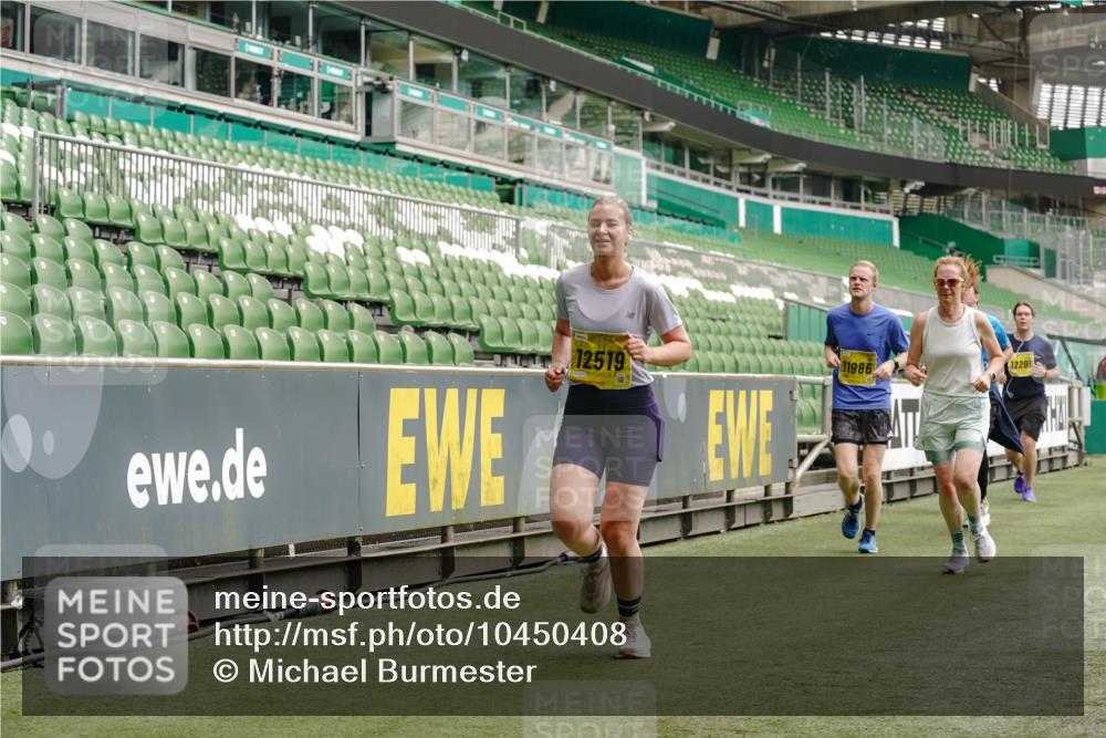 13.09.2026 - 21. swb-Marathon Bremen Michael Burmester http://msf.ph/oto/10450408 13.09.2026 10:31:03 Laufen im Stadion 10141, 10146, 10174, 10193, 10222, 10227, 10233, 10281, 10284, 10304, 10339, 10359, 10392, 10448, 10452, 10467, 10471, 10478, 10479, 10515, 10529, 10543, 10555, 10577, 10579, 10585, 10588, 10589, 10608, 10610, 10626, 10631, 10641, 10652, 10684, 10685, 10704, 10708, 10714, 10725, 10734, 10757, 10761, 10764, 10765, 10780, 10808, 10821, 10822, 10827, 10837, 10838, 10862, 10863, 10884, 10886, 10887, 10906, 10984, 11002, 11038, 11350, 11379 meine-sportfotos.de