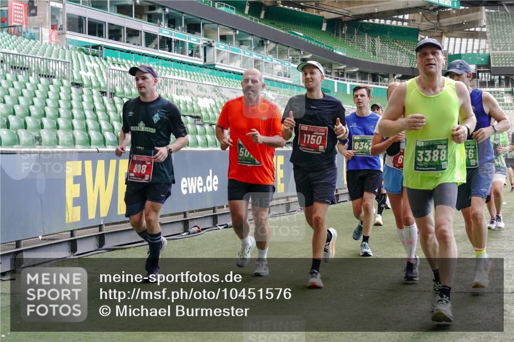 13.09.2026 - 21. swb-Marathon Bremen Michael Burmester http://msf.ph/oto/10451576 13.09.2026 13:09:45 Laufen im Stadion 164, 383, 391, 448, 532, 549, 563, 625, 813, 869, 898, 1025, 1072, 1124, 1150, 1180, 1289, 1398, 1559, 1855, 1867, 1880, 1894, 1899, 2041, 2202, 2208, 2229, 2232, 2243, 2268, 2284, 2339, 2342, 2380, 2413, 2429, 2441, 2467, 2471, 2525, 2530, 2553, 2573, 2594, 2682, 2692, 2714, 2717, 2727, 2785, 2823, 2841, 2897, 2920, 2930, 2931, 2932, 2941, 3032, 3063, 3086, 3089, 3122, 3291, 3316, 3327, 3333, 3370, 3398, 3410, 3437, 3707, 3769, 109 meine-sportfotos.de