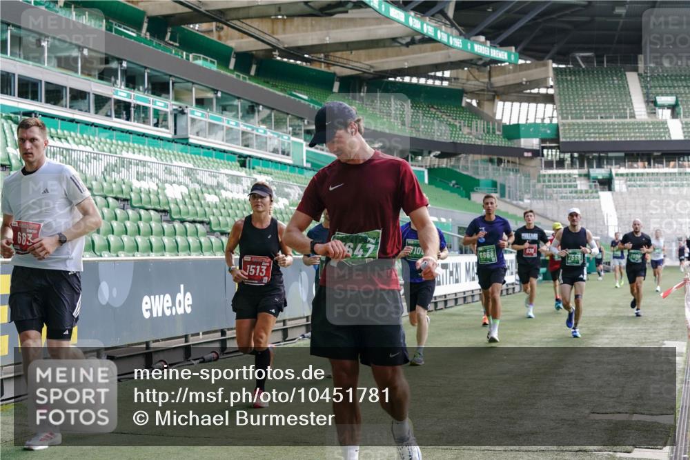 13.09.2026 - 21. swb-Marathon Bremen Michael Burmester http://msf.ph/oto/10451781 13.09.2026 12:50:16 Laufen im Stadion 335, 469, 524, 572, 663, 670, 771, 779, 899, 1510, 1513, 1517, 1605, 1613, 1723, 1748, 1970, 1998, 2052, 2130, 2287, 2288, 2291, 2295, 2347, 2360, 2442, 2444, 2750, 2909, 3043, 3197, 3276, 3330, 3484, 3625, 3647, 3808, 3959, 3973, 4023, 4033, 4082, 4247, 4368, 4384, 4473, 4559, 4743, 4852, 4888, 4898, 4990, 5066, 5111, 5155, 5314, 5377, 5383, 5424, 5517, 5532, 5570, 5585, 5594, 5620, 5627, 5636, 5648, 5696, 6267, 6471, 6652, 6668, 6692, 6842, 6901, 6906, 7109, 7115, 7121 meine-sportfotos.de