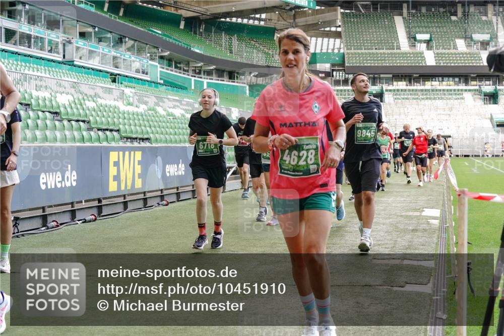 13.09.2026 - 21. swb-Marathon Bremen Michael Burmester http://msf.ph/oto/10451910 13.09.2026 13:09:51 Laufen im Stadion 164, 383, 391, 448, 532, 549, 563, 625, 813, 869, 898, 1025, 1072, 1124, 1150, 1180, 1289, 1398, 1559, 1738, 1855, 1867, 1880, 1894, 1967, 2202, 2208, 2232, 2243, 2268, 2284, 2339, 2342, 2380, 2413, 2429, 2441, 2467, 2471, 2525, 2530, 2553, 2573, 2594, 2654, 2682, 2692, 2714, 2717, 2785, 2819, 2823, 2841, 2897, 2920, 2930, 2931, 2932, 2941, 3032, 3063, 3086, 3089, 3122, 3208, 3291, 3316, 3327, 3333, 3370, 3398, 3410, 3437, 3707, 3769, 109 meine-sportfotos.de