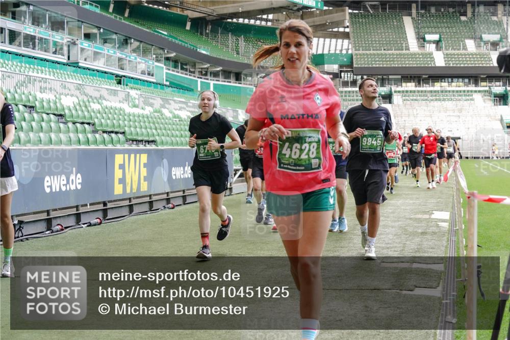 13.09.2026 - 21. swb-Marathon Bremen Michael Burmester http://msf.ph/oto/10451925 13.09.2026 13:09:51 Laufen im Stadion 164, 383, 391, 448, 532, 549, 563, 625, 813, 869, 898, 1025, 1072, 1124, 1150, 1180, 1289, 1398, 1559, 1738, 1855, 1867, 1880, 1894, 1967, 2202, 2208, 2232, 2243, 2268, 2284, 2339, 2342, 2380, 2413, 2429, 2441, 2467, 2471, 2525, 2530, 2553, 2573, 2594, 2654, 2682, 2692, 2714, 2717, 2785, 2819, 2823, 2841, 2897, 2920, 2930, 2931, 2932, 2941, 3032, 3063, 3086, 3089, 3122, 3208, 3291, 3316, 3327, 3333, 3370, 3398, 3410, 3437, 3707, 3769, 109 meine-sportfotos.de