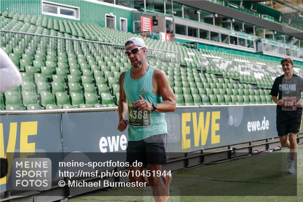 13.09.2026 - 21. swb-Marathon Bremen Michael Burmester http://msf.ph/oto/10451944 13.09.2026 12:50:22 Laufen im Stadion 335, 469, 524, 663, 670, 771, 779, 899, 1510, 1513, 1517, 1605, 1613, 1723, 1748, 1970, 1998, 2052, 2130, 2287, 2288, 2291, 2295, 2347, 2360, 2442, 2444, 2750, 2909, 3043, 3197, 3330, 3484, 3625, 3647, 3808, 3959, 3973, 4023, 4033, 4247, 4368, 4384, 4473, 4559, 4743, 4852, 4888, 4898, 4990, 5066, 5111, 5155, 5314, 5377, 5383, 5517, 5532, 5570, 5585, 5594, 5620, 5627, 5636, 5648, 5696, 6267, 6471, 6652, 6668, 6692, 6842, 6901, 6906, 7109, 7115, 7121, 8033 meine-sportfotos.de