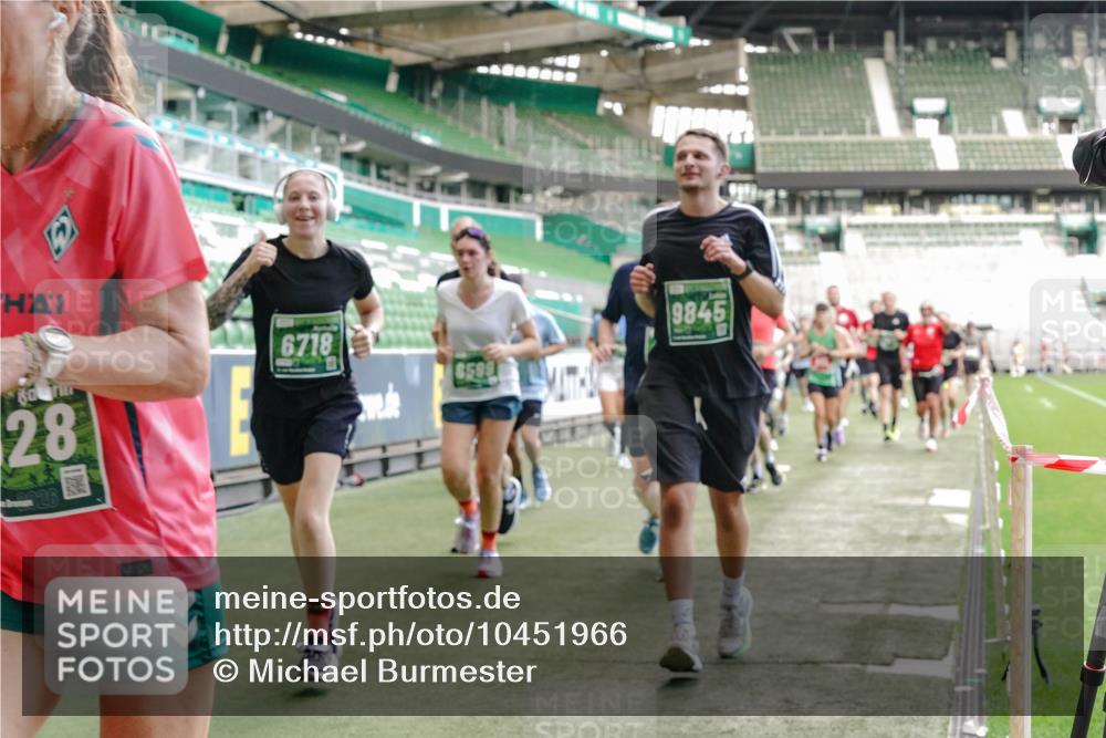 13.09.2026 - 21. swb-Marathon Bremen Michael Burmester http://msf.ph/oto/10451966 13.09.2026 13:09:52 Laufen im Stadion 164, 383, 391, 448, 532, 549, 563, 625, 813, 869, 898, 1025, 1072, 1124, 1150, 1180, 1398, 1559, 1738, 1855, 1867, 1880, 1894, 1967, 2202, 2208, 2232, 2243, 2268, 2284, 2339, 2342, 2380, 2413, 2429, 2441, 2467, 2471, 2525, 2530, 2553, 2573, 2594, 2654, 2682, 2692, 2714, 2717, 2785, 2819, 2823, 2841, 2897, 2920, 2930, 2931, 2932, 2941, 3032, 3063, 3086, 3089, 3122, 3208, 3291, 3316, 3327, 3333, 3370, 3398, 3410, 3437, 3707, 3769, 109 meine-sportfotos.de