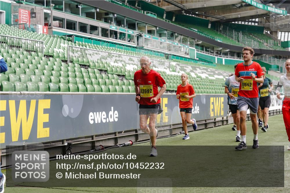 13.09.2026 - 21. swb-Marathon Bremen Michael Burmester http://msf.ph/oto/10452232 13.09.2026 10:31:39 Laufen im Stadion 10141, 10146, 10174, 10222, 10227, 10246, 10255, 10256, 10281, 10284, 10304, 10339, 10359, 10365, 10410, 10443, 10448, 10471, 10478, 10479, 10503, 10515, 10517, 10518, 10529, 10540, 10543, 10555, 10565, 10577, 10579, 10588, 10589, 10608, 10610, 10626, 10631, 10641, 10646, 10684, 10685, 10690, 10703, 10704, 10707, 10708, 10714, 10721, 10725, 10757, 10765, 10780, 10821, 10822, 10837, 10838, 10862, 10863, 10884, 10886, 10984, 11038, 11350, 11379 meine-sportfotos.de