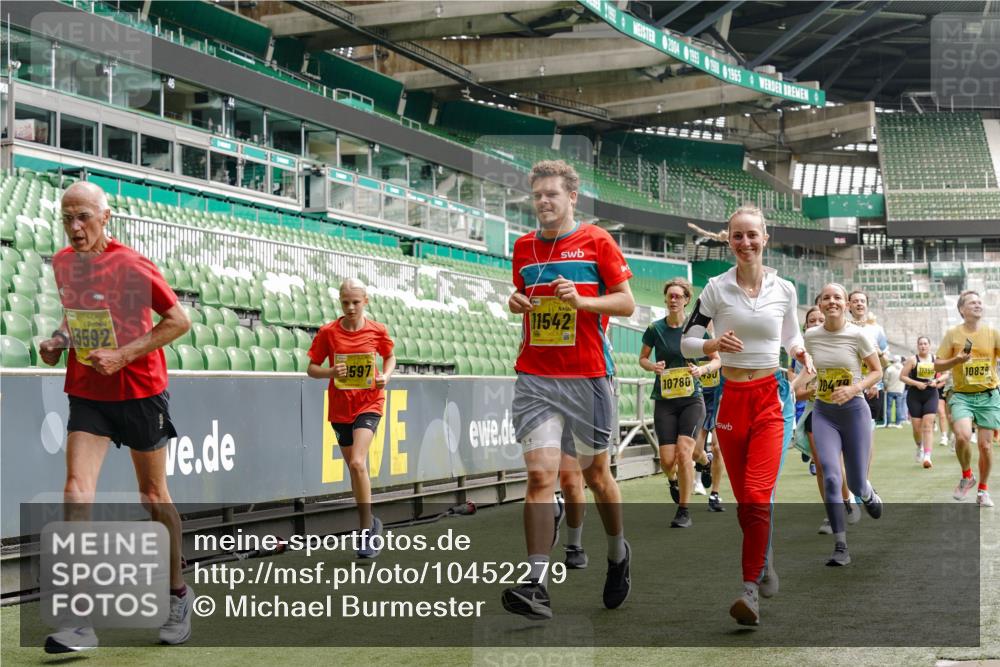 13.09.2026 - 21. swb-Marathon Bremen Michael Burmester http://msf.ph/oto/10452279 13.09.2026 10:31:39 Laufen im Stadion 10141, 10146, 10174, 10222, 10227, 10246, 10255, 10256, 10281, 10284, 10304, 10339, 10359, 10365, 10410, 10443, 10448, 10471, 10478, 10479, 10503, 10515, 10517, 10518, 10529, 10540, 10543, 10555, 10565, 10577, 10579, 10588, 10589, 10608, 10610, 10626, 10631, 10641, 10646, 10684, 10685, 10690, 10703, 10704, 10707, 10708, 10714, 10721, 10725, 10757, 10765, 10780, 10821, 10822, 10837, 10838, 10862, 10863, 10884, 10886, 10984, 11038, 11350, 11379 meine-sportfotos.de