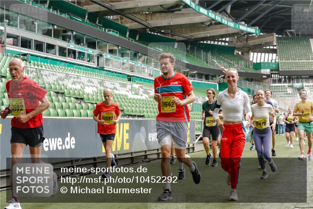 13.09.2026 - 21. swb-Marathon Bremen Michael Burmester http://msf.ph/oto/10452292 13.09.2026 10:31:40 Laufen im Stadion 10141, 10146, 10174, 10222, 10227, 10246, 10255, 10256, 10281, 10284, 10304, 10339, 10359, 10365, 10410, 10443, 10448, 10471, 10478, 10479, 10503, 10515, 10517, 10518, 10529, 10540, 10543, 10555, 10565, 10577, 10579, 10588, 10589, 10608, 10610, 10626, 10631, 10641, 10646, 10684, 10685, 10690, 10703, 10704, 10707, 10708, 10714, 10721, 10725, 10757, 10765, 10780, 10821, 10822, 10837, 10838, 10862, 10863, 10884, 10886, 10984, 11038, 11350, 11379 meine-sportfotos.de
