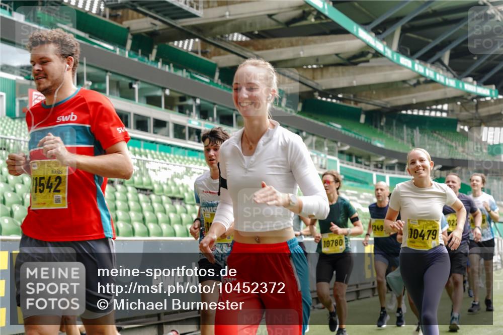 13.09.2026 - 21. swb-Marathon Bremen Michael Burmester http://msf.ph/oto/10452372 13.09.2026 10:31:41 Laufen im Stadion 10141, 10146, 10174, 10222, 10227, 10243, 10246, 10255, 10256, 10281, 10284, 10304, 10322, 10339, 10359, 10365, 10410, 10443, 10448, 10471, 10478, 10479, 10503, 10515, 10517, 10518, 10529, 10540, 10543, 10555, 10565, 10577, 10579, 10588, 10589, 10608, 10610, 10626, 10631, 10641, 10646, 10684, 10685, 10690, 10703, 10704, 10707, 10708, 10714, 10721, 10725, 10757, 10765, 10780, 10821, 10822, 10837, 10838, 10862, 10863, 10884, 10886, 10984, 11038, 11350, 11379 meine-sportfotos.de
