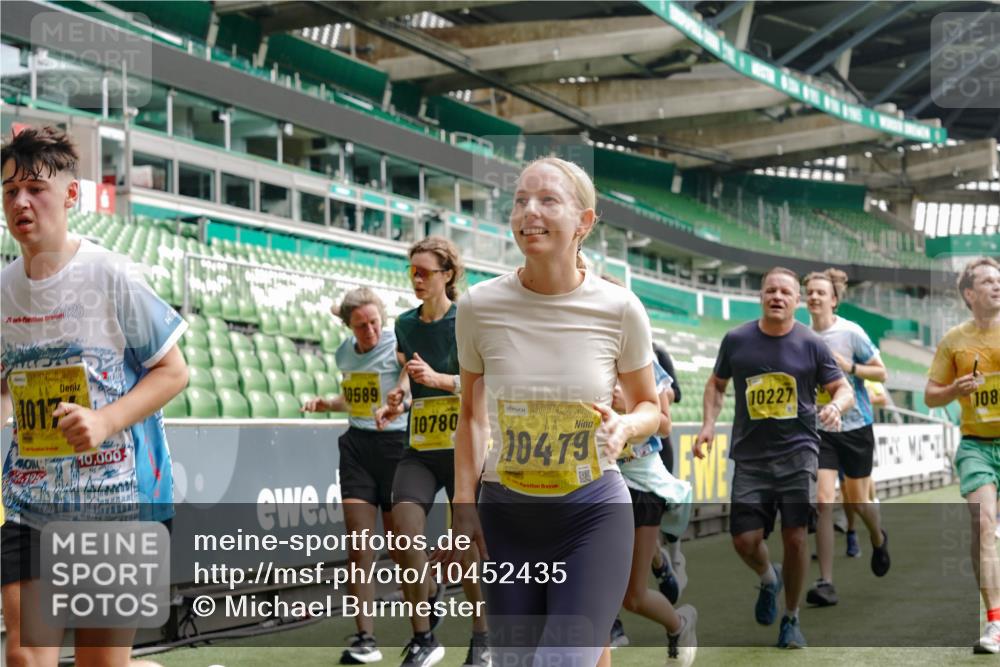 13.09.2026 - 21. swb-Marathon Bremen Michael Burmester http://msf.ph/oto/10452435 13.09.2026 10:31:42 Laufen im Stadion 10141, 10146, 10174, 10222, 10227, 10243, 10246, 10255, 10256, 10281, 10284, 10304, 10322, 10339, 10359, 10365, 10410, 10443, 10448, 10471, 10478, 10479, 10503, 10515, 10517, 10518, 10529, 10540, 10543, 10555, 10565, 10577, 10579, 10588, 10589, 10608, 10610, 10626, 10631, 10641, 10646, 10684, 10685, 10690, 10703, 10704, 10707, 10708, 10714, 10721, 10725, 10757, 10765, 10780, 10821, 10822, 10837, 10838, 10862, 10863, 10884, 10886, 10984, 11038, 11350, 11379 meine-sportfotos.de