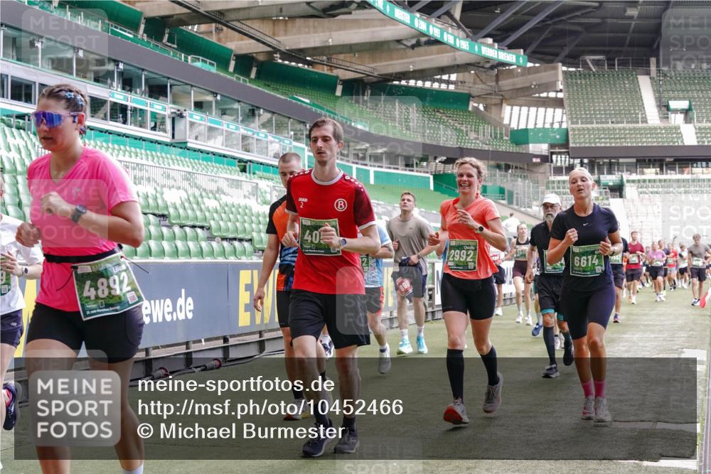 13.09.2026 - 21. swb-Marathon Bremen Michael Burmester http://msf.ph/oto/10452466 13.09.2026 13:10:03 Laufen im Stadion 164, 373, 383, 391, 448, 532, 549, 563, 581, 625, 813, 869, 898, 1025, 1072, 1150, 1180, 1398, 1738, 1855, 1867, 1880, 1894, 1967, 2202, 2208, 2232, 2243, 2268, 2284, 2333, 2339, 2342, 2380, 2413, 2429, 2432, 2441, 2467, 2471, 2525, 2530, 2553, 2573, 2594, 2654, 2682, 2692, 2714, 2717, 2784, 2785, 2819, 2823, 2841, 2920, 2931, 2932, 2941, 3032, 3063, 3086, 3089, 3122, 3174, 3207, 3208, 3291, 3316, 3327, 3333, 3370, 3398, 3410, 3437, 3470, 3707, 3769, 109 meine-sportfotos.de