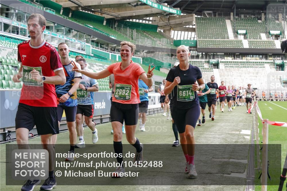 13.09.2026 - 21. swb-Marathon Bremen Michael Burmester http://msf.ph/oto/10452488 13.09.2026 13:10:04 Laufen im Stadion 164, 373, 383, 391, 448, 532, 549, 563, 581, 625, 813, 869, 898, 1025, 1072, 1150, 1180, 1398, 1738, 1855, 1867, 1880, 1894, 1967, 2202, 2208, 2232, 2243, 2268, 2284, 2333, 2339, 2342, 2380, 2413, 2429, 2432, 2441, 2471, 2525, 2530, 2553, 2573, 2594, 2654, 2682, 2692, 2714, 2717, 2784, 2785, 2819, 2823, 2841, 2920, 2931, 2932, 2941, 3026, 3032, 3063, 3086, 3089, 3122, 3174, 3207, 3208, 3291, 3316, 3327, 3333, 3370, 3398, 3410, 3437, 3470, 3707, 3769, 109 meine-sportfotos.de
