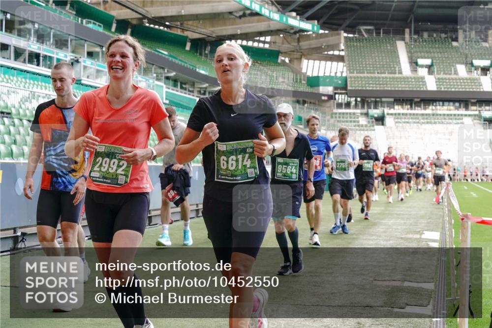 13.09.2026 - 21. swb-Marathon Bremen Michael Burmester http://msf.ph/oto/10452550 13.09.2026 13:10:04 Laufen im Stadion 164, 373, 383, 391, 448, 532, 549, 563, 581, 625, 813, 869, 898, 1025, 1072, 1150, 1180, 1398, 1738, 1855, 1867, 1880, 1894, 1967, 2202, 2208, 2232, 2243, 2268, 2284, 2333, 2339, 2342, 2380, 2413, 2429, 2432, 2441, 2471, 2525, 2530, 2553, 2573, 2594, 2654, 2682, 2692, 2714, 2717, 2784, 2785, 2819, 2823, 2841, 2920, 2931, 2932, 2941, 3026, 3032, 3063, 3086, 3089, 3122, 3174, 3207, 3208, 3291, 3316, 3327, 3333, 3370, 3398, 3410, 3437, 3470, 3707, 3769, 109 meine-sportfotos.de