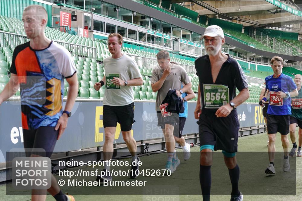 13.09.2026 - 21. swb-Marathon Bremen Michael Burmester http://msf.ph/oto/10452670 13.09.2026 13:10:06 Laufen im Stadion 164, 373, 383, 391, 448, 532, 549, 563, 581, 625, 813, 869, 898, 1025, 1072, 1150, 1180, 1398, 1738, 1855, 1867, 1880, 1894, 1967, 2202, 2208, 2232, 2243, 2268, 2284, 2333, 2339, 2342, 2413, 2429, 2432, 2441, 2471, 2525, 2530, 2553, 2573, 2594, 2654, 2682, 2692, 2714, 2717, 2784, 2785, 2819, 2823, 2920, 2931, 2932, 2941, 3026, 3032, 3063, 3086, 3089, 3122, 3174, 3207, 3208, 3291, 3316, 3327, 3333, 3370, 3398, 3410, 3437, 3470, 3707, 3769, 109 meine-sportfotos.de