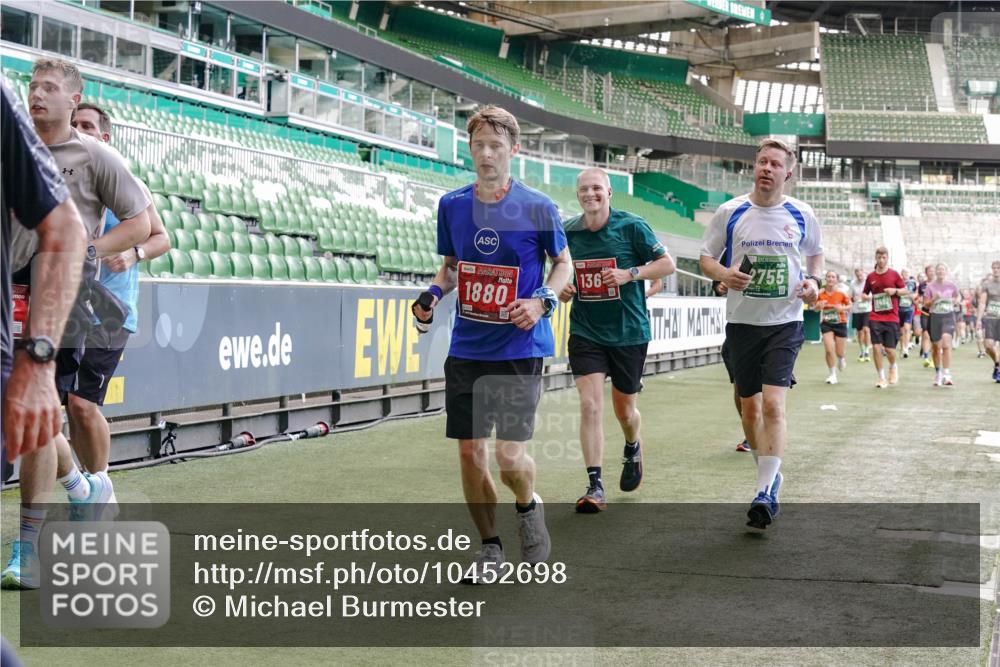 13.09.2026 - 21. swb-Marathon Bremen Michael Burmester http://msf.ph/oto/10452698 13.09.2026 13:10:07 Laufen im Stadion 164, 373, 383, 391, 448, 532, 549, 563, 581, 625, 813, 869, 898, 1025, 1072, 1150, 1180, 1398, 1738, 1855, 1867, 1880, 1894, 1967, 2202, 2208, 2232, 2243, 2268, 2284, 2333, 2339, 2342, 2413, 2429, 2432, 2441, 2471, 2525, 2530, 2553, 2573, 2594, 2654, 2682, 2692, 2714, 2717, 2784, 2785, 2819, 2823, 2920, 2931, 2932, 2941, 3026, 3032, 3063, 3086, 3089, 3122, 3174, 3207, 3208, 3291, 3316, 3327, 3333, 3370, 3398, 3410, 3437, 3470, 3707, 3769, 109 meine-sportfotos.de
