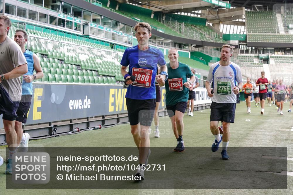 13.09.2026 - 21. swb-Marathon Bremen Michael Burmester http://msf.ph/oto/10452731 13.09.2026 13:10:07 Laufen im Stadion 164, 373, 383, 391, 448, 532, 549, 563, 581, 625, 813, 869, 898, 1025, 1072, 1150, 1180, 1398, 1738, 1855, 1867, 1880, 1894, 1967, 2202, 2208, 2232, 2243, 2268, 2284, 2333, 2339, 2342, 2413, 2429, 2432, 2441, 2471, 2525, 2530, 2553, 2573, 2594, 2654, 2682, 2692, 2714, 2717, 2784, 2785, 2819, 2823, 2920, 2931, 2932, 2941, 3026, 3032, 3063, 3086, 3089, 3122, 3174, 3207, 3208, 3291, 3316, 3327, 3333, 3370, 3398, 3410, 3437, 3470, 3707, 3769, 109 meine-sportfotos.de