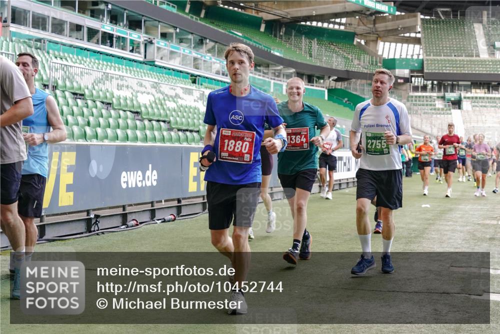 13.09.2026 - 21. swb-Marathon Bremen Michael Burmester http://msf.ph/oto/10452744 13.09.2026 13:10:07 Laufen im Stadion 164, 373, 383, 391, 448, 532, 549, 563, 581, 625, 813, 869, 898, 1025, 1072, 1150, 1180, 1398, 1738, 1855, 1867, 1880, 1894, 1967, 2202, 2208, 2232, 2243, 2268, 2284, 2333, 2339, 2342, 2413, 2429, 2432, 2441, 2471, 2525, 2530, 2553, 2573, 2594, 2654, 2682, 2692, 2714, 2717, 2784, 2785, 2819, 2823, 2920, 2931, 2932, 2941, 3026, 3032, 3063, 3086, 3089, 3122, 3174, 3207, 3208, 3291, 3316, 3327, 3333, 3370, 3398, 3410, 3437, 3470, 3707, 3769, 109 meine-sportfotos.de