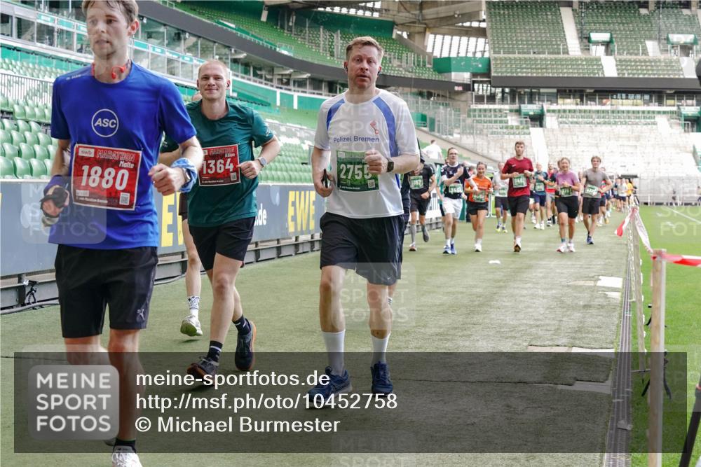 13.09.2026 - 21. swb-Marathon Bremen Michael Burmester http://msf.ph/oto/10452758 13.09.2026 13:10:08 Laufen im Stadion 164, 373, 383, 391, 448, 532, 549, 563, 581, 625, 813, 869, 898, 1025, 1072, 1150, 1180, 1398, 1738, 1855, 1867, 1880, 1894, 1967, 2202, 2208, 2232, 2243, 2268, 2284, 2333, 2339, 2342, 2413, 2429, 2432, 2441, 2471, 2525, 2530, 2553, 2573, 2594, 2654, 2682, 2692, 2714, 2717, 2784, 2785, 2819, 2823, 2920, 2931, 2932, 2941, 3026, 3032, 3063, 3086, 3089, 3122, 3174, 3207, 3208, 3291, 3316, 3327, 3333, 3370, 3398, 3410, 3437, 3470, 3707, 3769, 109 meine-sportfotos.de