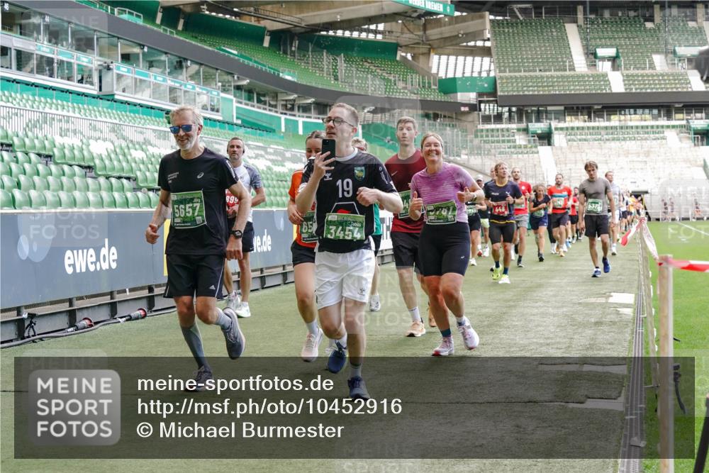 13.09.2026 - 21. swb-Marathon Bremen Michael Burmester http://msf.ph/oto/10452916 13.09.2026 13:10:13 Laufen im Stadion 164, 373, 383, 391, 448, 532, 549, 563, 581, 625, 813, 869, 898, 984, 1072, 1150, 1180, 1398, 1738, 1855, 1867, 1880, 1894, 1967, 2202, 2208, 2232, 2243, 2268, 2284, 2333, 2339, 2342, 2413, 2429, 2432, 2441, 2471, 2525, 2530, 2531, 2553, 2573, 2594, 2654, 2682, 2692, 2714, 2717, 2784, 2785, 2819, 2920, 2931, 2932, 2941, 3026, 3032, 3063, 3086, 3089, 3122, 3174, 3207, 3208, 3291, 3316, 3327, 3333, 3370, 3398, 3409, 3410, 3437, 3470, 3707, 3769, 109 meine-sportfotos.de
