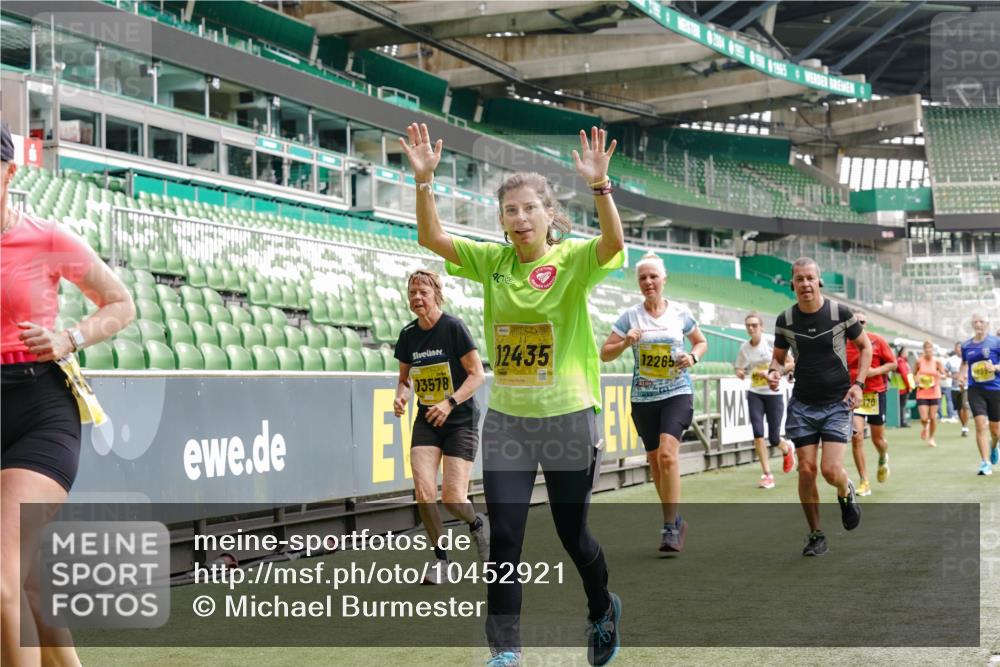 13.09.2026 - 21. swb-Marathon Bremen Michael Burmester http://msf.ph/oto/10452921 13.09.2026 10:31:51 Laufen im Stadion 10141, 10146, 10174, 10222, 10226, 10227, 10243, 10246, 10249, 10255, 10256, 10281, 10284, 10304, 10322, 10339, 10359, 10365, 10410, 10443, 10448, 10471, 10478, 10479, 10486, 10503, 10517, 10518, 10529, 10540, 10543, 10555, 10565, 10577, 10579, 10589, 10608, 10610, 10626, 10631, 10646, 10670, 10684, 10685, 10690, 10703, 10704, 10707, 10708, 10714, 10721, 10725, 10757, 10765, 10771, 10821, 10822, 10838, 10863, 10884, 10886, 11038, 11350, 11379 meine-sportfotos.de