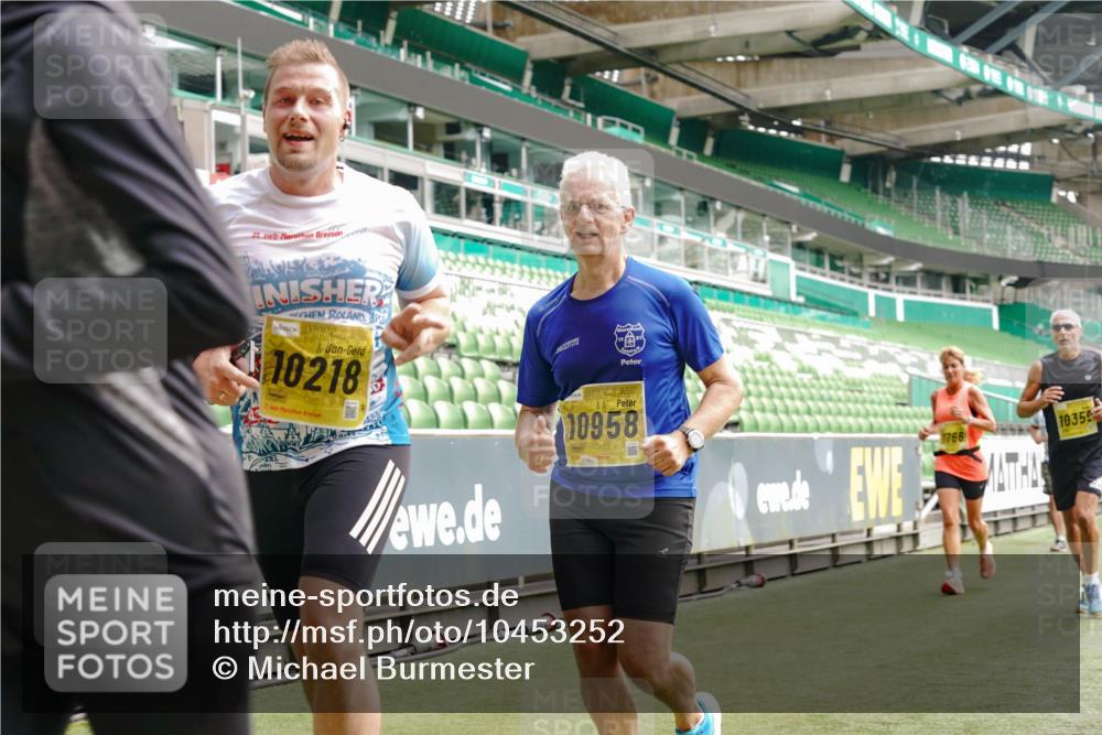 13.09.2026 - 21. swb-Marathon Bremen Michael Burmester http://msf.ph/oto/10453252 13.09.2026 10:31:57 Laufen im Stadion 10141, 10146, 10174, 10222, 10226, 10227, 10243, 10246, 10249, 10255, 10256, 10281, 10284, 10304, 10322, 10339, 10365, 10372, 10410, 10443, 10448, 10471, 10478, 10479, 10486, 10503, 10517, 10518, 10529, 10540, 10543, 10550, 10555, 10565, 10577, 10579, 10589, 10608, 10610, 10626, 10631, 10646, 10670, 10675, 10684, 10685, 10690, 10703, 10704, 10707, 10708, 10714, 10721, 10725, 10757, 10765, 10771, 10821, 10822, 10838, 10886, 11038, 11350, 11379 meine-sportfotos.de