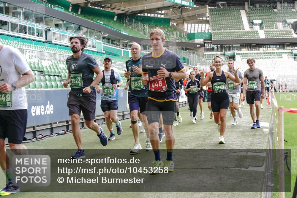 13.09.2026 - 21. swb-Marathon Bremen Michael Burmester http://msf.ph/oto/10453258 13.09.2026 13:10:19 Laufen im Stadion 164, 373, 383, 391, 448, 532, 549, 563, 581, 625, 813, 869, 898, 984, 1072, 1150, 1180, 1738, 1855, 1867, 1880, 1894, 1967, 2202, 2208, 2232, 2243, 2268, 2284, 2330, 2333, 2339, 2342, 2429, 2432, 2441, 2443, 2471, 2525, 2530, 2531, 2553, 2573, 2589, 2594, 2654, 2682, 2692, 2714, 2717, 2784, 2785, 2819, 2836, 2920, 2931, 2932, 2941, 3026, 3032, 3063, 3086, 3089, 3122, 3174, 3207, 3208, 3291, 3316, 3327, 3333, 3370, 3398, 3409, 3410, 3437, 3470, 3549, 3707, 3769, 109 meine-sportfotos.de